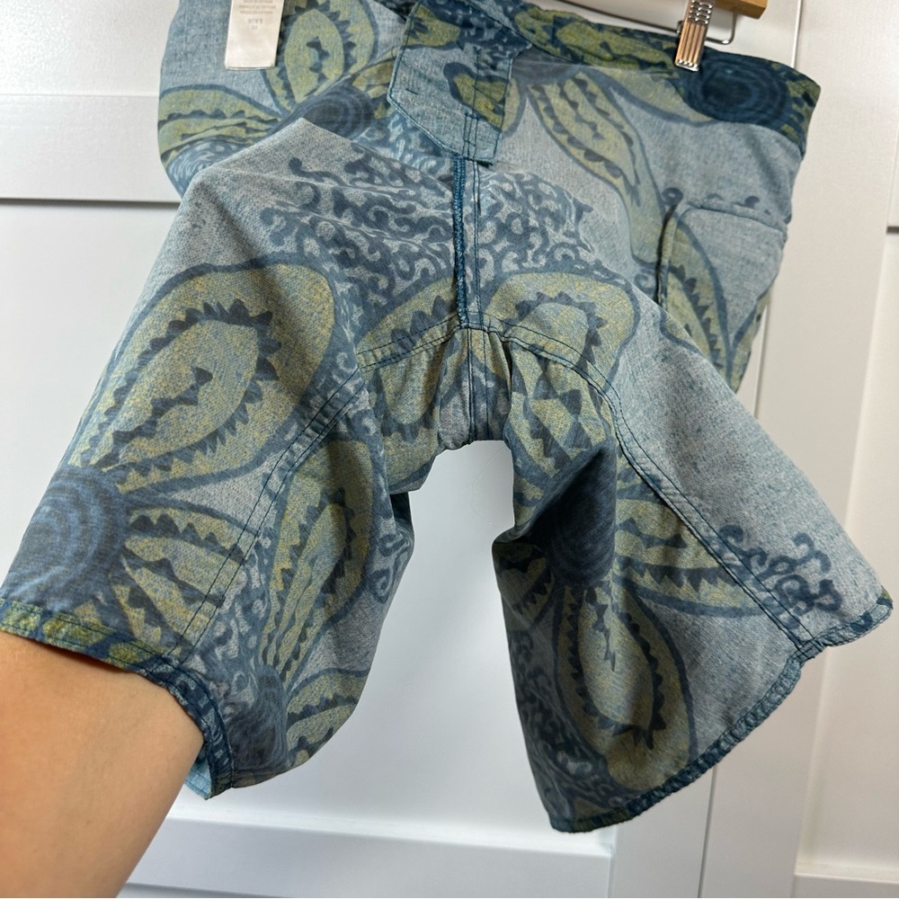Patagonia Wavefarer Board Shorts Men’s Size 34 Blue Floral Print Zip Pocket - Picture 8 of 15